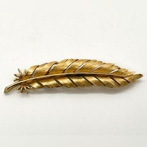 Gold tone leaf brooch